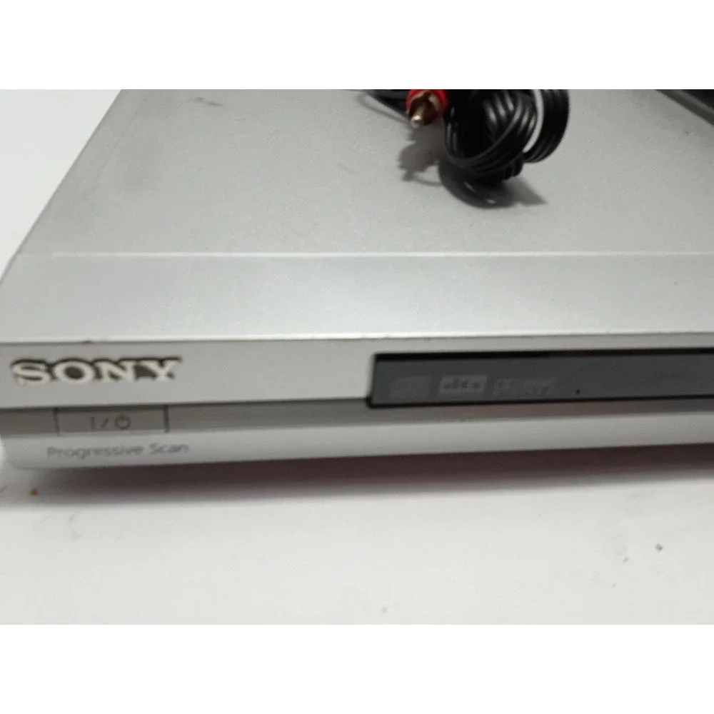 Sony DVP-ns575p DVD player comes with remote and cables works great